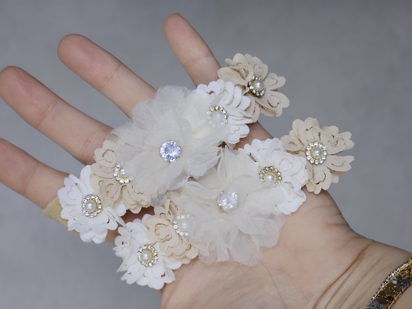 Offwhite/beige floral baby headband 