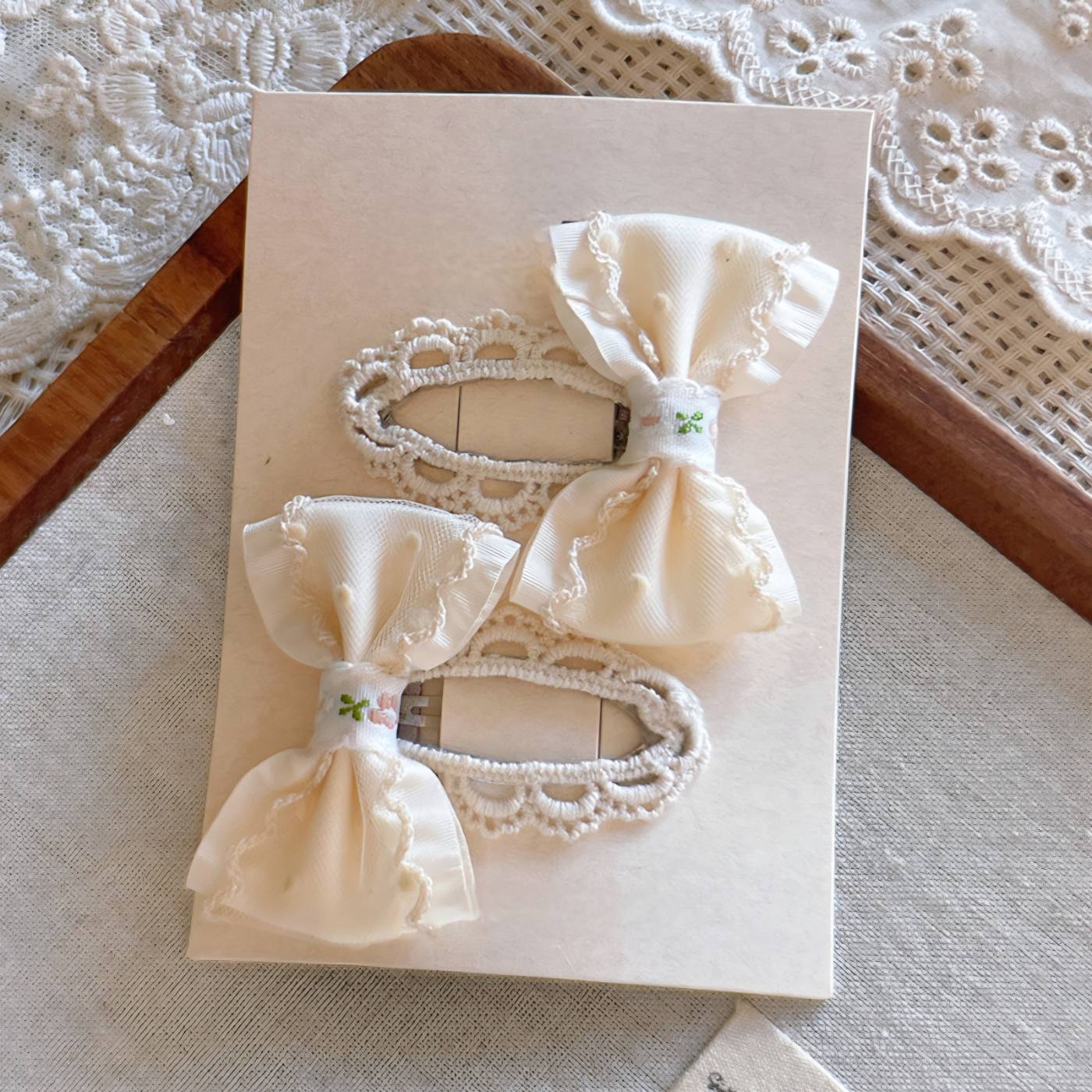 2pcs Offwhite Lace and Satin Bow Snap Clip 