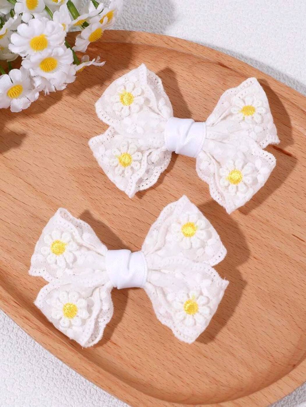 2pcs White Bow Hair Clip With Daisies 